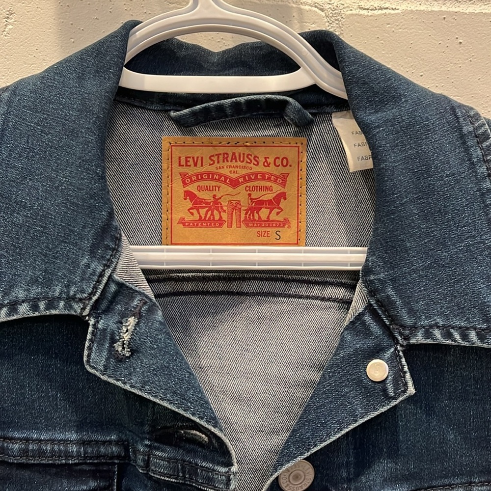 Levi’s classic denim jacket. - Picture 2 of 9